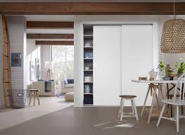 Wir Liefern Die Turfullungen Die Rollenbeschlage Die Umlaufenden U Profile Die Turgriffe Und Die Schienen In 2020 Holzschiebeturen Schiebetur Bausatz Schiebe Tur