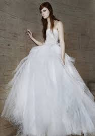 Vera wang designs precise and original wedding dresses, a signature which makes her one of the stars' favorite bridal designers. Vera Wang