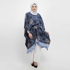 Model baju batik wanita memang tidak ada habisnya selalu muncul dengan desain kombinasi yang lebih berpariasi sehingga sampai sekarang pengguna batik memang terus bertambah peminatnya. 30 Model Baju Batik Muslim Modern Kombinasi Terbaru