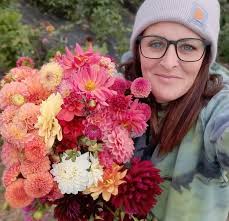 It's almost time for our tuber sale!! I've got a lot of great varieties  I'll be sifting through. It takes some time since there's roughly 1000  dahlia clumps! Stay tuned and I'll