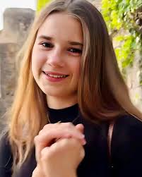 Elegant beauty 🥰🎶🎻💗