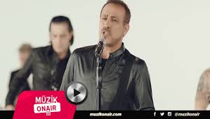 Mağdurların yanında durması ve sosyal sorumluluk projelerine yaptığı katkılarla adından söz ettiren şarkıcı haluk levent son olarak bir bebek bezi reklamında rol aldı. Haluk Levent Sen Olasin Kliplendi