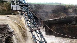 Pelajar sma di ungaran, sebut saja as mengaku bahwa video itu yang. Ini Foto Jembatan Ka Di Brebes Yang Putus Diterjang Banjir