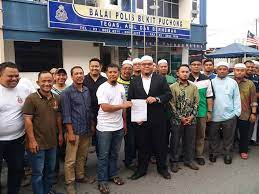 Seorang remaja lelaki membawa beg berisi kepala manusia yang dipenggal ke sebuah balai polis di daerah dhading, bagmati pradesh di nepal dan menyerah diri. Pergerakan Pemuda Umno Pemuda Umno Zon Puchong Permai Facebook
