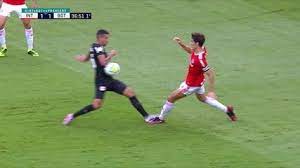Depois de rever a imagem, o árbitro aponta para dentro da grande área. Analise Bragantino Bate De Frente Contra O Inter Em Jogo Definido Com Penalti Polemico Bragantino Ge