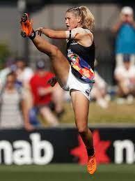 On friday, she threw down the gauntlet again, challenging her followers to take part in the #taylakickchallenge by posting a photo or video of themselves recreating her famous kicking style. Aflw 2019 Tayla Harris Responds To Reaction Over Kicking Action Goalkicking Photo Carlton