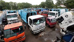 Tebu diangkut menggunakan lori besi yang ditarik menggunakan loko uap dan diesel, yang oleh masyarakat setempat lebih dikenal dengan sepur. Mohd Shahrul Bangkit Dari Kotor Kak Fas Online