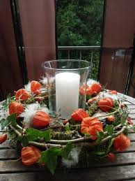 Der Kranzkorper Wurde Aus Moos Efeu Silberflechte Bemoosten Zweigen Rinde Physalis Und Hagebutten Gefertigt Sie Erwer Herbstkranz Mooskranz Physalis Deko