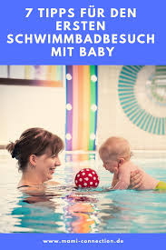 Dann ist ein baby normalerweise in der lage, seinen kopf in bauchlage gut selber zu halten. 7 Tipps Fur Den Ersten Schwimmbadbesuch Mit Baby Aktivitaten Fur Sauglinge Babyschwimmen Schwimmbader