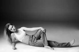 Lottie moss is following in the footsteps of her big sis, kate moss, in a campaign inspired by her older sibling's famous calvin klein jeans ads. Kate Moss Little Sister Lottie Poses For Calvin Klein
