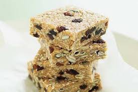 La ricetta delle barrette proteiche fatte in casa per mantenere a bada la voglia di zuccheri. 10 Ricette Per Preparare In Casa Le Barrette Energetiche Ai Cereali Greenme