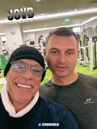 👥 #JCVD™ new friends from allover the world!