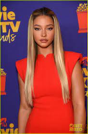 Addison rae and her he's all that costar tanner buchanan brought the heat when they presented. Chase Stokes Madelyn Cline Celebrate Best Kiss Win With A Kiss At Mtv Movie Tv Awards 2021 Watch Photo 1312042 2021 Mtv Movie Tv Awards Chase Stokes