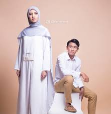 Konsep pertama yang dapat kita gunakan untuk proses foto prewedding yakni konsep hijab, saat ini konsep dengan menggunakan hijab sangatlah populer di kalangan masyarakat indonesia. 102 Gambar Baju Casual Yang Cocok Untuk Prewedding Terbaru Modelbaju Id