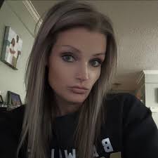 Which restaurant is better, Hammerhead Fred's or Pineapple Willy's in  Panama City Beach?