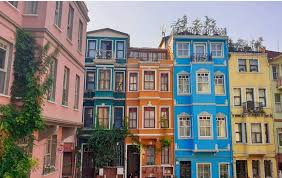 Yerden tavana uzanan geniş pencerelere sahip evler, nilüfer'in yeşil doğasından yararlanmayı hedefliyor. Minik Kalpler Hobbit Evi Balat Sen Ve Ben Dergi