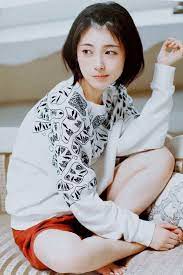 浜辺美波の髪型画像30選 ショート ロングまで長さ別に アレンジ術 オーダー方法も yotsuba よつば 2021 女の子の衣装 韓流ファッション アジア系モデル