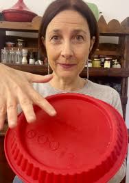 Buona domenica con la crostata mordida al cioccolato che è un dolce molto  buono e scenografico con quel suo bel contrasto cromatico dal marrone al  rosso e blu dei frutti di bosco.