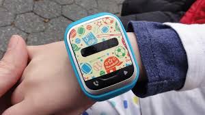 Para cargar la batería, abra la tapa del puerto usb/cargador y haga lo siguiente: Lg Gizmopal 2 Review A Cheap Rugged And Fun Gps Tracker Watch For Younger Kids