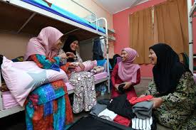 Pelajar bermula dengan kursus teori, menerapkan pengetahuan topik seperti keapungan dan hidraulik kepada produk dan sistem untuk dunia nyata. Bernama Impian Ke Universiti Tercapai Setelah Kesusahan Keluarga Tular