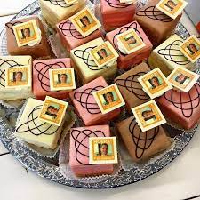 Hoera Art Director Sylvia Is 12 5 Jaar In Dienst Gefeliciteerd Vriendin Taart Taart Jubileum Volhouder Opnaardevolgende12 5