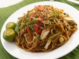 Menurut chef stefu, masih banyak orang yang kurang memperhatikan petunjuk masak yang tersedia di belakang kemasan mi, khususnya mi instan. Cara Membuat Mie Goreng China Yang Lezat