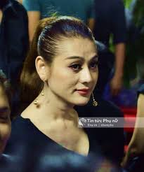 Lúc này đây, Minh Thuận vẫn hát giữa vòng tay sao Việt