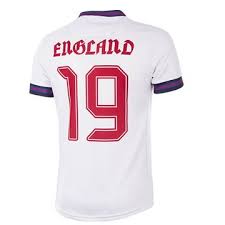 Net als vele andere voetbalshirts van nike bestaat dit dikke shirt voor 100% uit polyester en ishet nieuwe derde shirt van engeland. Engeland Retro Voetbalshirts En Jacks Sportus Nl