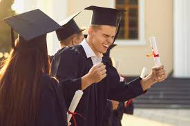 Browse through our graduation gift ideas and find something you know your graduate will appreciate! What To Give A Guy On Graduation Day 15 Ideas He Ll Love