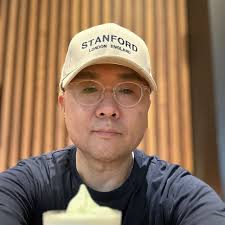 나는 미국에 와서 석사 박사까지하고 교수가 못돼서 마음에 한이 있다. 피아니스트로 교수가 되려면 실력이 완전 어마무시하게 좋든지. 아님  연주도 하고 가르치기도 잘하고 연구도 하고 발표도 하러 다니고 그래야 하는건데. 그걸 몰랐다. 아무도