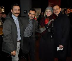 Οι χειροπέδες βάραιναν τα χέρια. H Kyria Ths Nyxtas Epishmh Premiera Gia To Kill Bill Twn 50s 8eatro Kibwtos Cosmopoliti Com Xristina Polith
