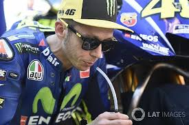 Dia bahkan sudah empat kali gagal mendulang poin di mana dua di antaranya gagal finis karena jatuh. Valentino Rossi Erklart Darum Hockt Er Sich Neben Sein Bike