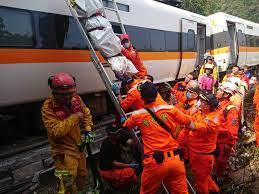 The train, travelling to taitung, came off the rails in a tunnel just north of hualien. Vk6vhzxujzlczm