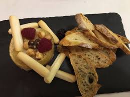 La zona geográfica tanto de producción de la leche como de elaboración de la torta del casar se sitúa en cáceres, provincia perteneciente a la. Torta Del Casar Picture Of Can Pipa Granollers Tripadvisor