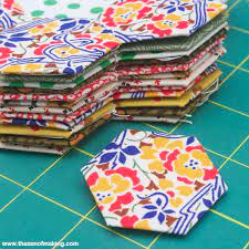 Paper piecing is also known as foundation quilting and is a sure way to make perfect points and intersections every time. Tutorial English Paper Piecing Hexies Part 1