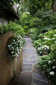 Schicke Gartenwege Aus Naturstein Oder Zement Fur Den Garten Natursteine Garten Garten Gartenweg