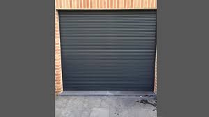 Porte De Garage Motorisee Ou Manuelle Differents Systemes Garage En Acier Fenetres Aluminium Fenetre Pvc