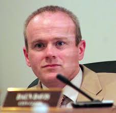 Tanner renews administrator's contract with city