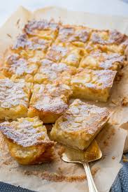 Pudding klecksweise auf den äpfeln verteilen. Apfelkuchen Vom Blech Schnell Lecker Und Mega Saftig Einfach Malene