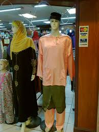 Baju melayu terbahagi kepada dua bahagian iaitu baju (kemeja lengan panjang) dan seluar panjang serta dilengkapi dengan samping dan songkok. Baju Melayu Wikiwand