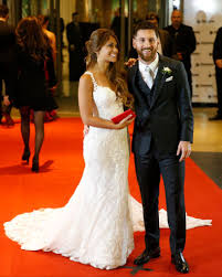 Lionel andrés messi (spanish pronunciation: Rosario Argentina June 30 Lionel Messi And Antonela Rocuzzo Pose For Pictures During Lionel Messi And Antonela R Hochzeitskleid Spitze Pose Hochzeitsanzug