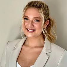 Julia Abbott's Instagram, Twitter & Facebook