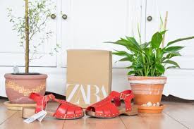 A distinctive mark of the brand is a reflection of its success, which has turned fashion into an elite art. Zara Clogs Fruhling 2021 Fur Damen Und Kinder Hasches Abenteuer