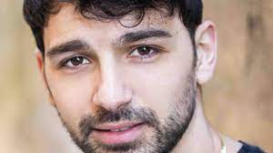 Raimondo todaro è nato a catania il 19 gennaio 1987, ma ha vissuto sino a 16 anni a castelnuovo del garda, in provincia di verona, dove si era trasferita la sua famiglia. Amici 20 Arriva Raimondo Todaro Ecco Il Suo Ruolo Nel Talent Di Canale 5 Meteoweek