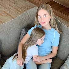 На снимке видно, что на левую ногу звезды наложен гипс. Kristina Asmus Pozhalovalas Na Bolezn Iz Za Kotoroj Ne Smogla Shodit S Docheryu Na Remejk Korolya Lva Vokrug Tv
