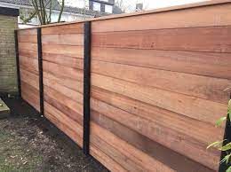 antraciet gecoat beton schutting met hardhouten damwand profielen schutting tuin tuin afscheiding tuin hekwerk