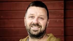 Først blev Ronnie afvist, nu er han forundret: Drama om  storskærms-arrangementer på TV 2