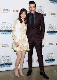 Zooey deschanel better get to working on her '50s femme fatale voice for her next role. Zooey Deschanel And Jonathan Scott Look Cozy In Their Red Carpet Debut