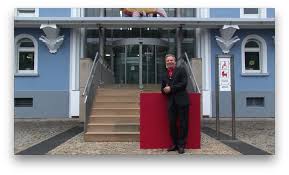 Ein leben lang sicher und selbstbestimmt in den eigenen vier wänden wohnen, das ist der wunsch der meisten menschen, egal ob jung oder alt. 85 Jahre Bau Ag Imagefilm Antares Pictures Gmbh Kaiserslautern Fotografie Filmproduktionantares Pictures Gmbh Kaiserslautern Fotografie Filmproduktion