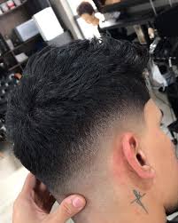 El favorito de los famosos siempre está recibiendo actualizaciones modernas, pero. L U C A S L I M A En Instagram Evoluindo Semper Barbergame Barber Barbers Barbei Fade Haircut Short Hair Haircuts Faded Hair